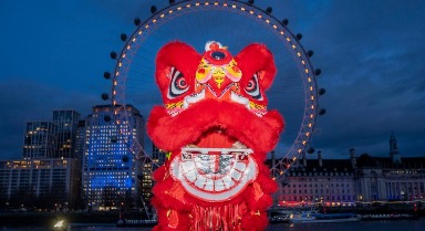 英国“伦敦眼”点亮“中国红”