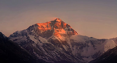 新年好运,看世界最高峰的日照金山!