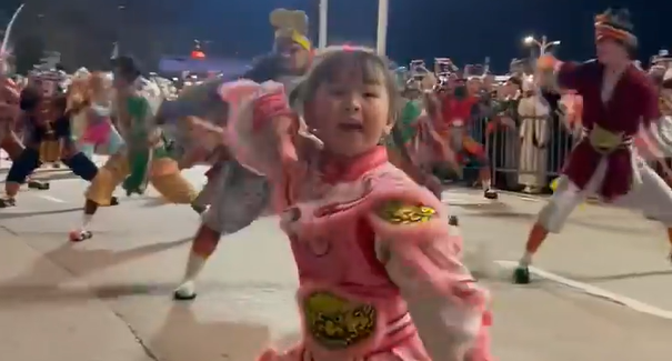 气场拉满!7岁小孩姐英歌舞C位登场