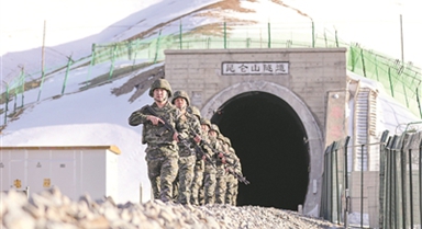 武警海西支队在昆仑山隧道沿线巡逻