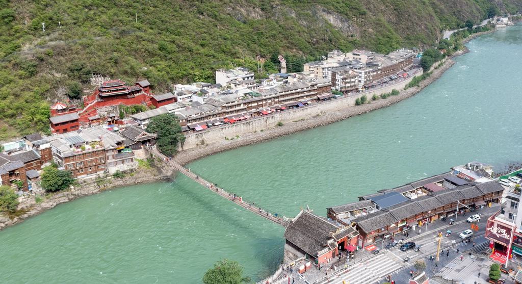 泸定桥:昔日铁索寒 今朝山河热