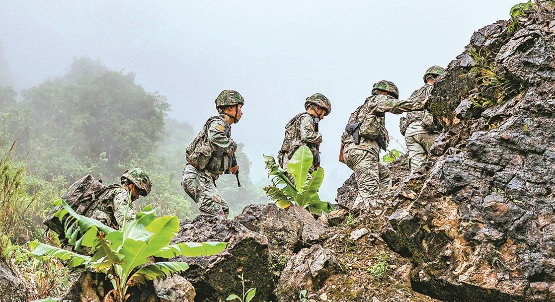翻山越岭 走向界碑