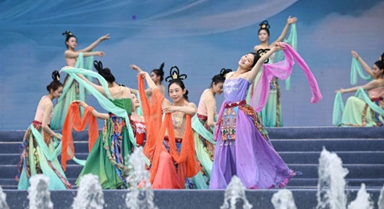 海南保亭:浪漫七夕 嬉水祈福