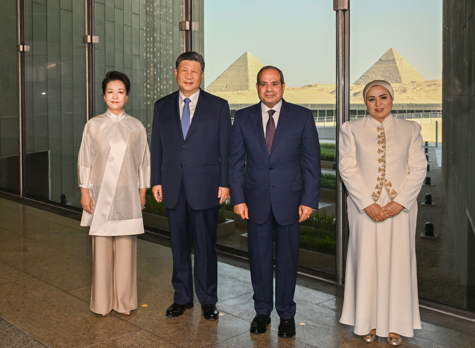 习近平和彭丽媛同埃及总统塞西夫妇共同参观大埃及博物馆