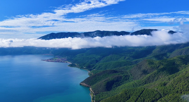 云作腰带系神山 泸沽湖上醉秋光
