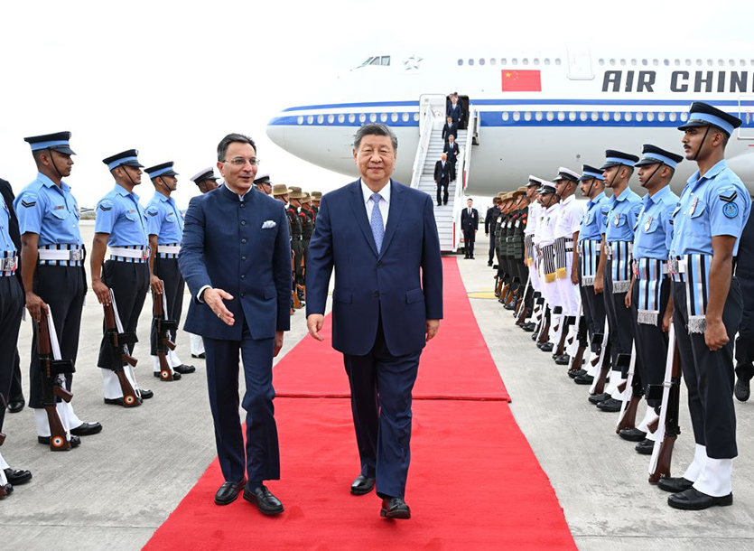 离京赴新德里出席金砖国家领导人第十八次会晤 习近平抵达新德里