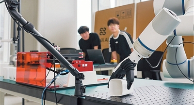看机器人在课堂学会啥?